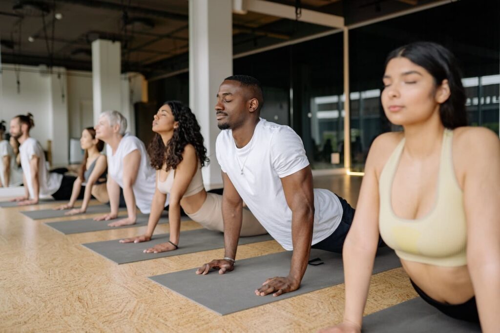 yoga nidra : un groupe de personnes faisant du yoga