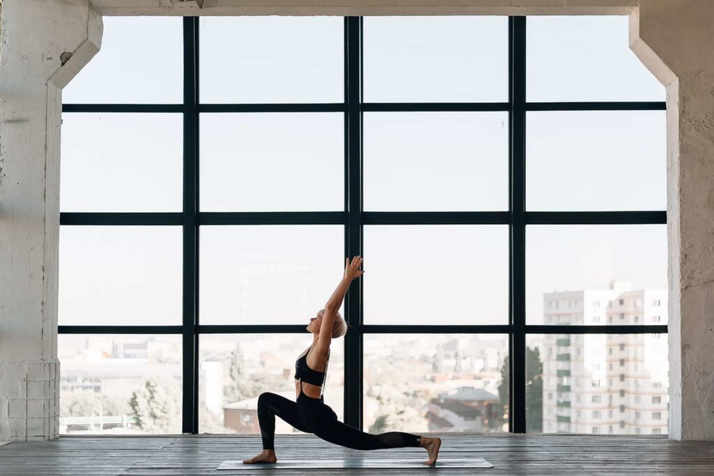 asana yoga : une femme faisant une posture de yoga