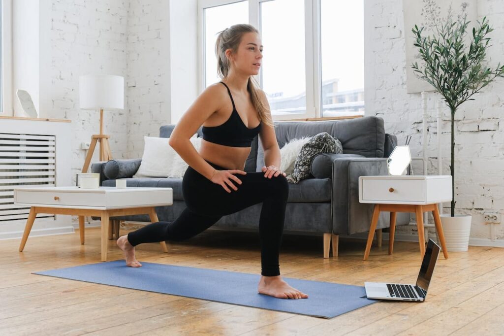 routine yoga matinal : une femme faisant son yoga dans son salon