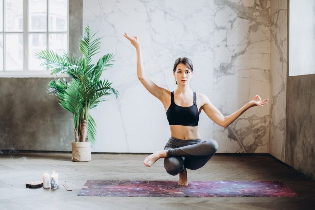 asana yoga : une femme faisant une posture de yoga