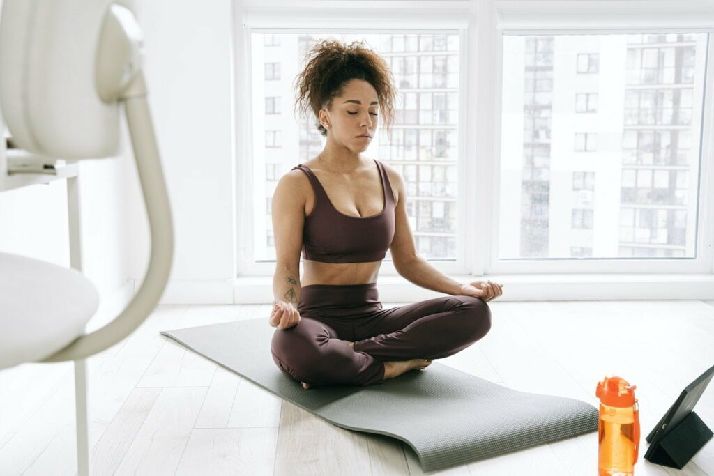 routine yoga matinal : une femme faisant une séance de yoga chez elle