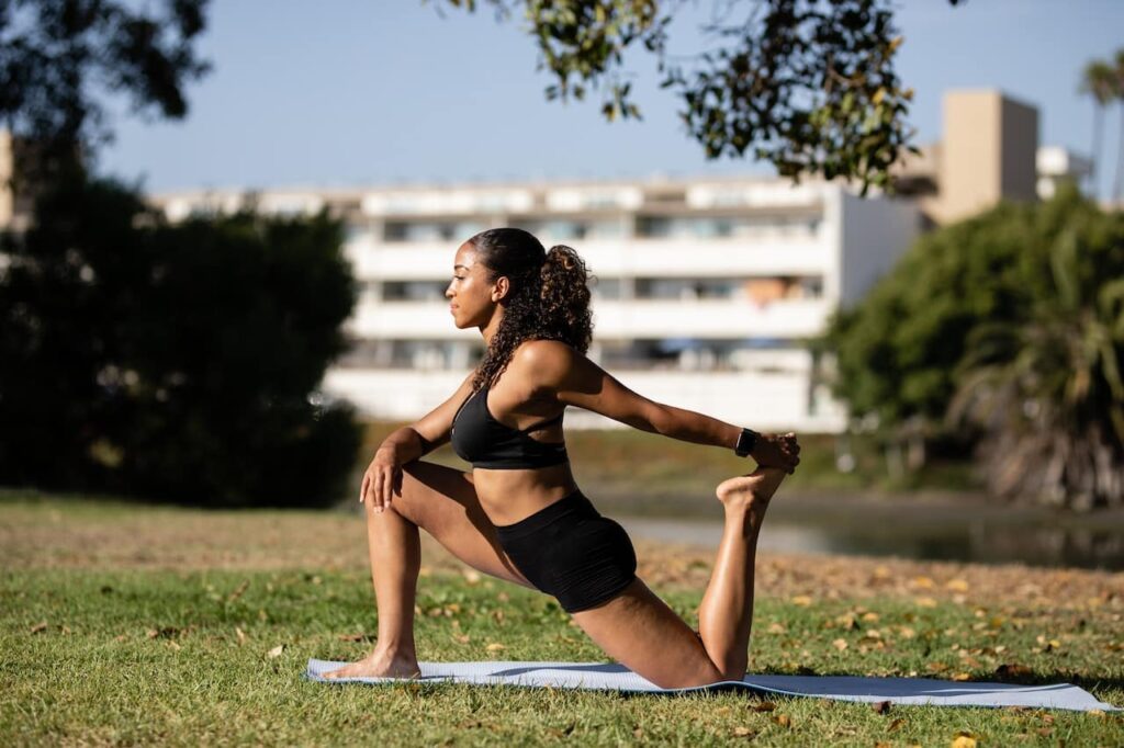 pilates musculation : une femme faisant un étirement de pilates