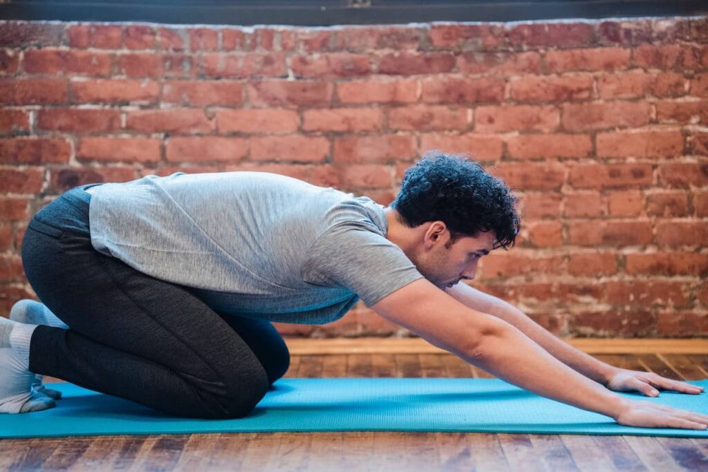 yoga homme : un homme faisant une posture de yoga