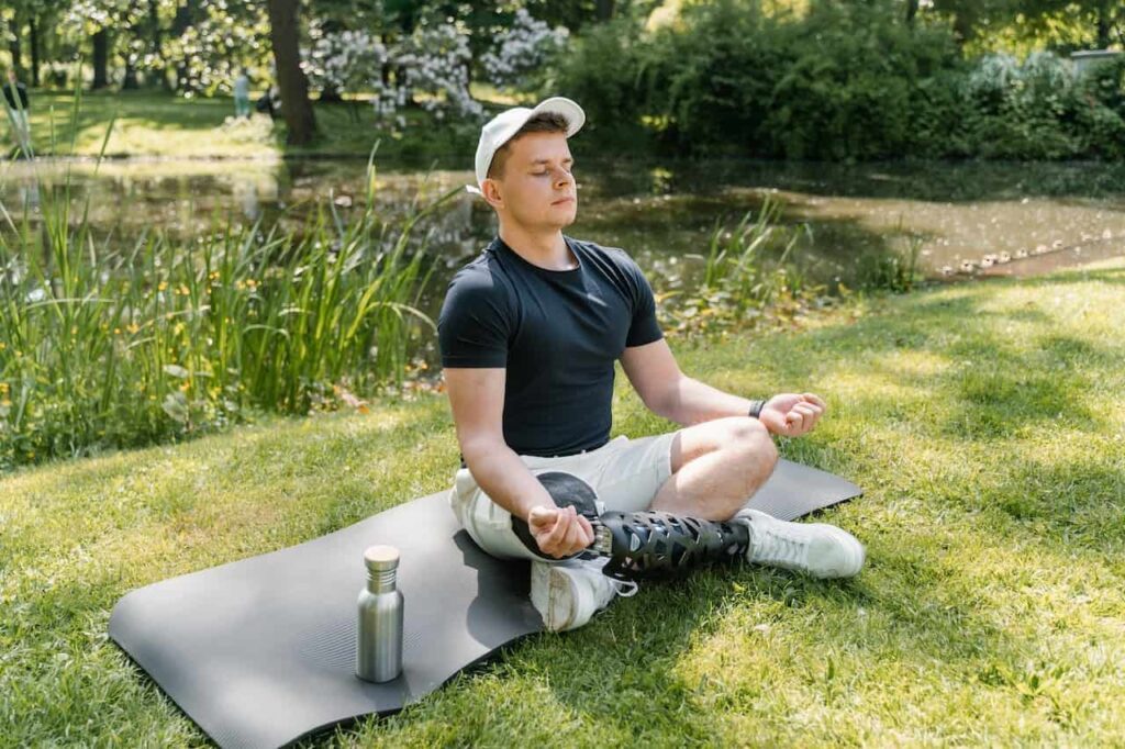 yoga homme : un homme faisant du yoga dehors