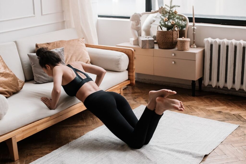 pilates musculation : une femme faisant un exercice de pilates
