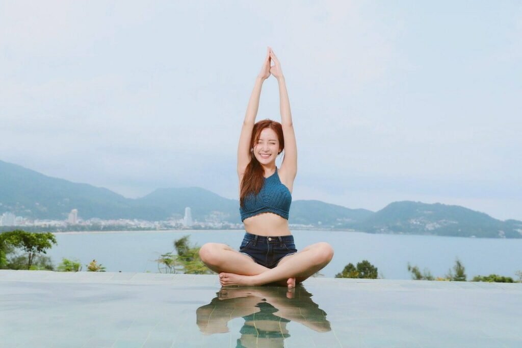 HUB types de yoga : une femme faisant une posture de yoga