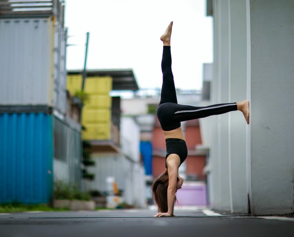 exercices pilates au mur : une femme fait du pilates contre un mur