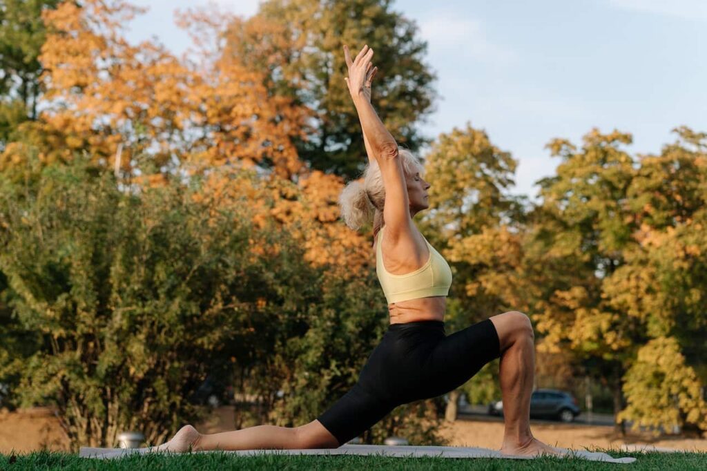 yoga pour seniors : une femme reproduit une posture de yoga