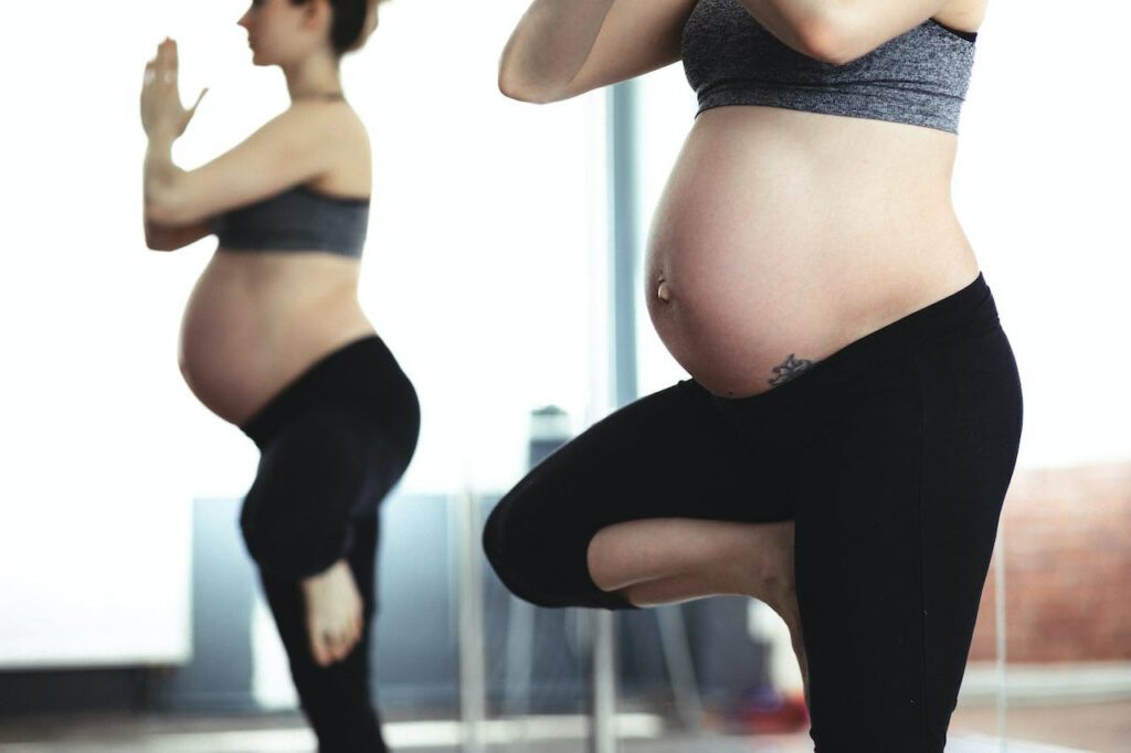 pilates prénatal : des femmes enceintes font une posture de pilates