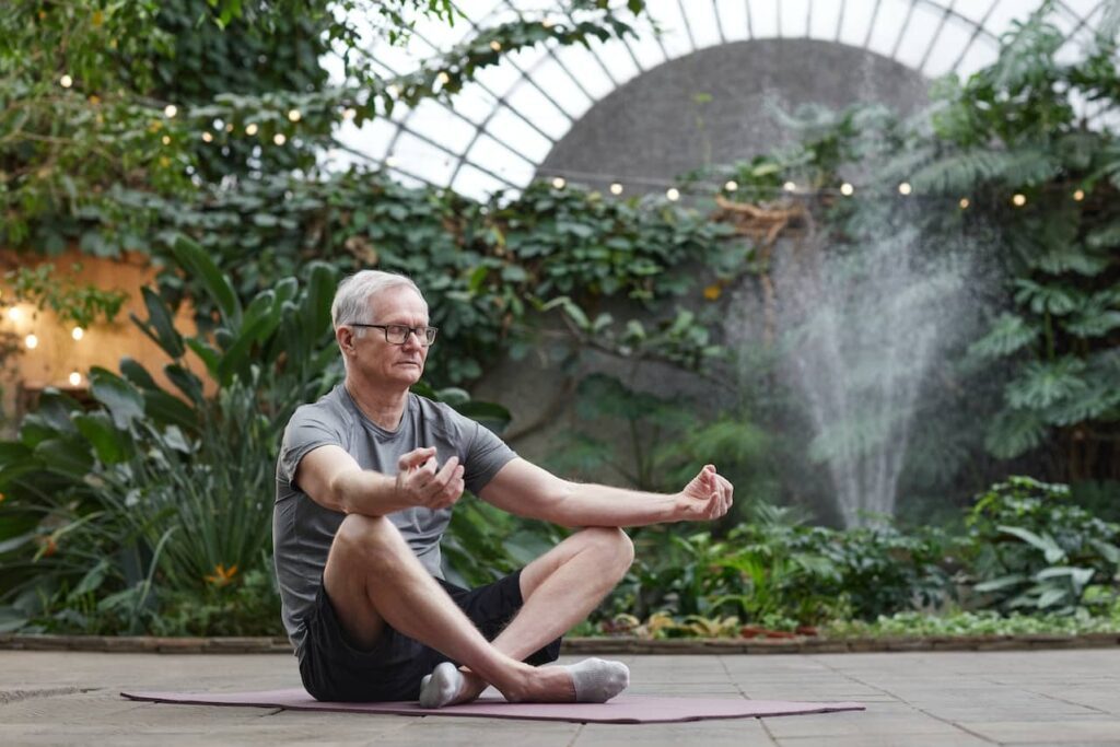 yoga pour seniors : un homme âgé faisant une posture de yoga