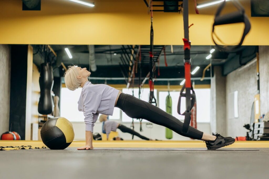 stott pilates : une femme fait un exercice de pilates