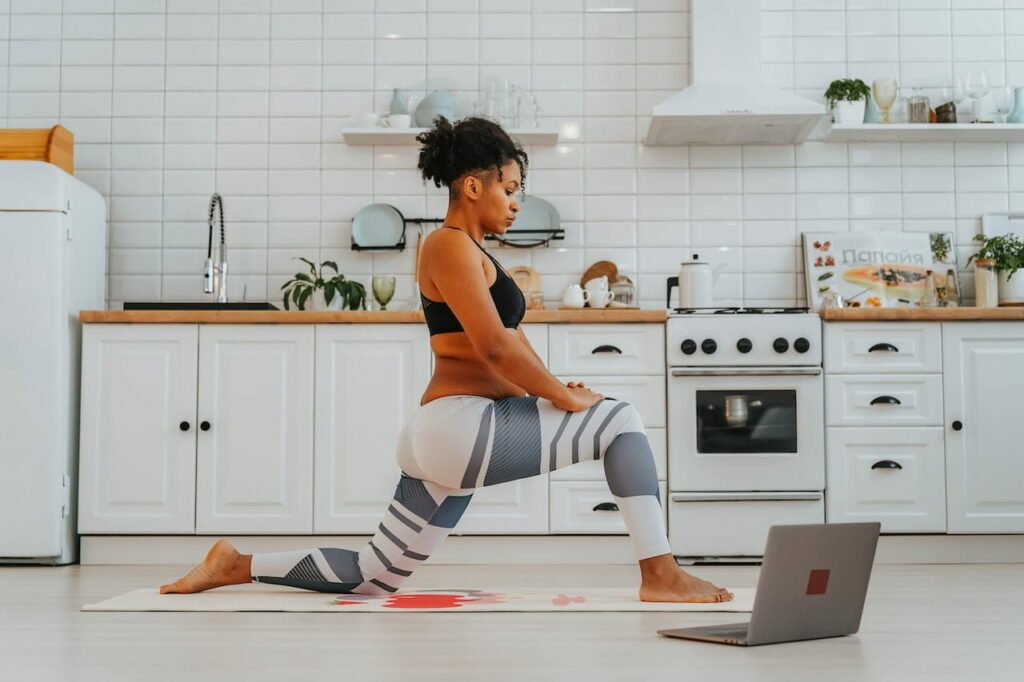 barre au sol chez soi : une femme fait des exercices de barre au sol