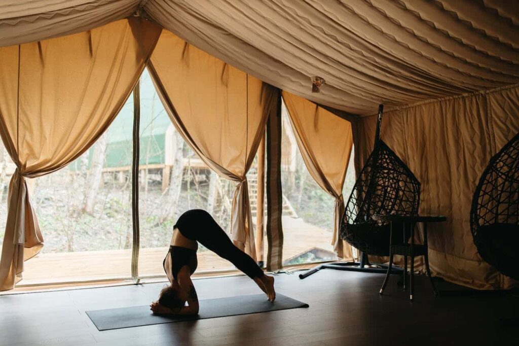 pilates ou yoga pour maigrir : une femme fait une posture de yoga