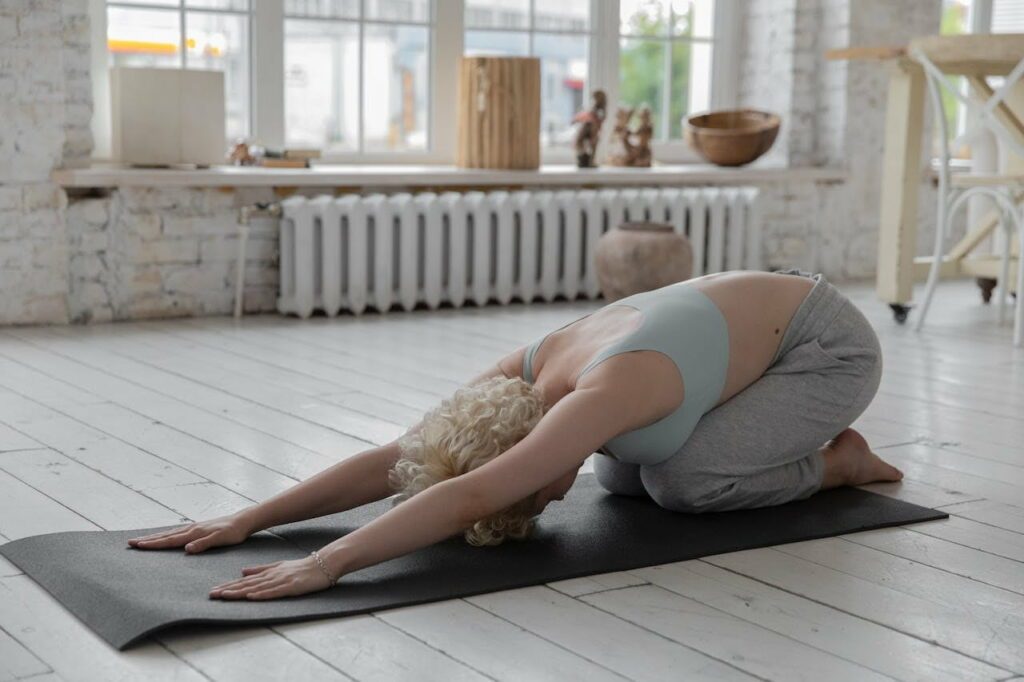 yoga sinusite : une femme fait une posture de yoga