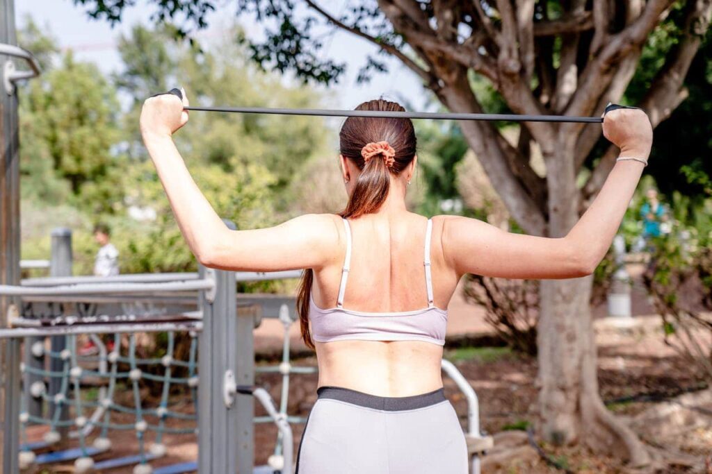 pilates mal de dos : un femme s'étire le dos