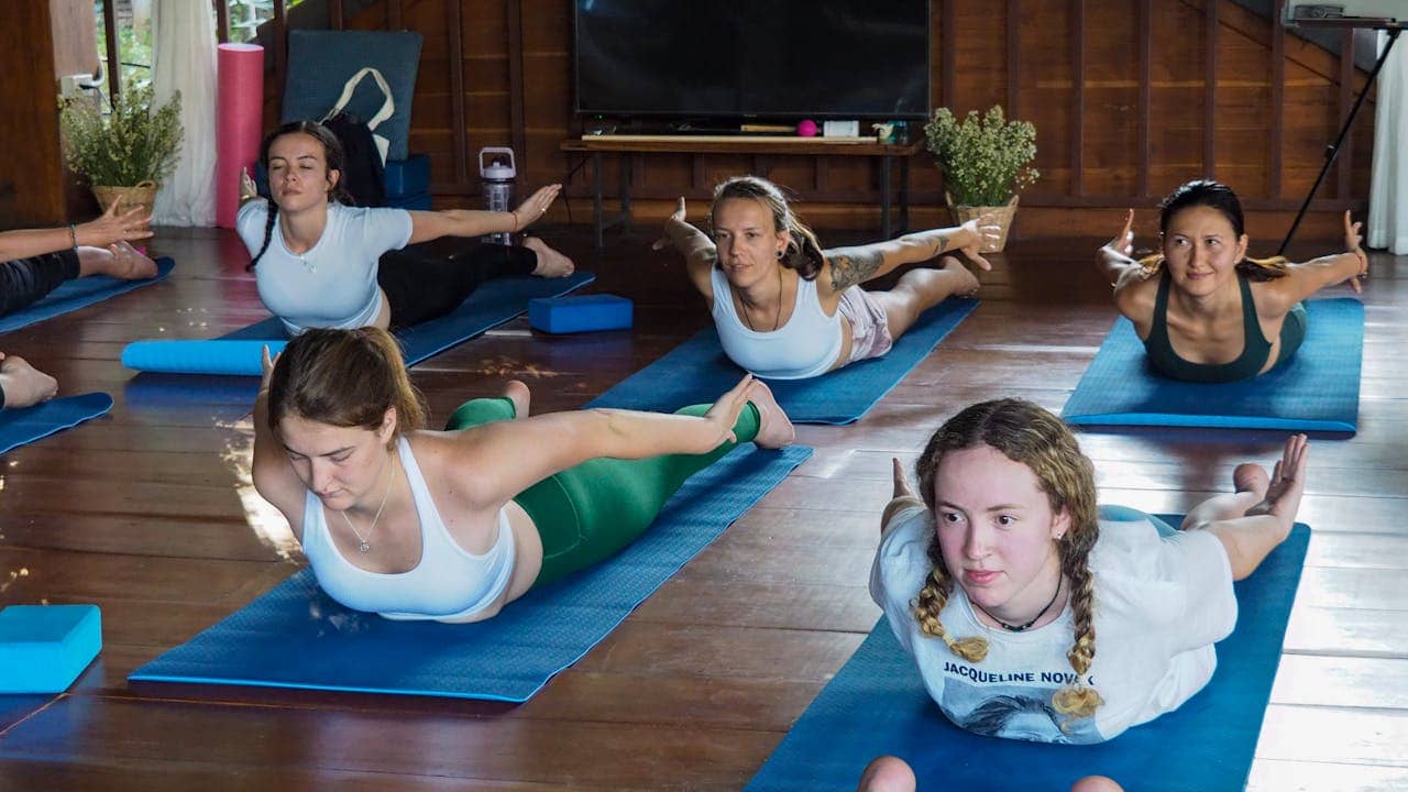 fit pilates : un groupe de femmes fait un exercice de fit pilates