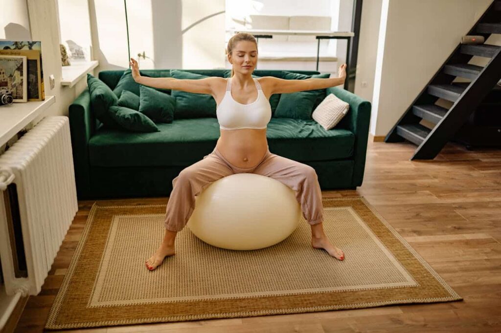 Une femme fait un exercice de pilates avec ballon