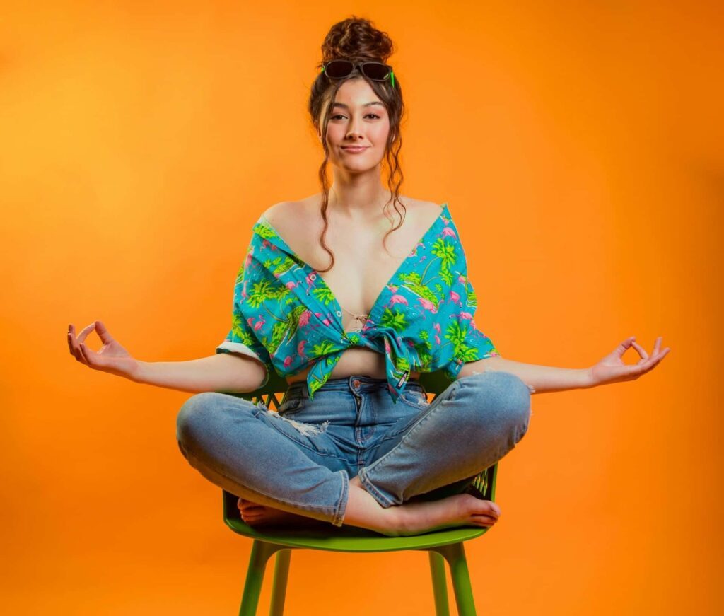 Une femme fait une posture de yoga sur chaise