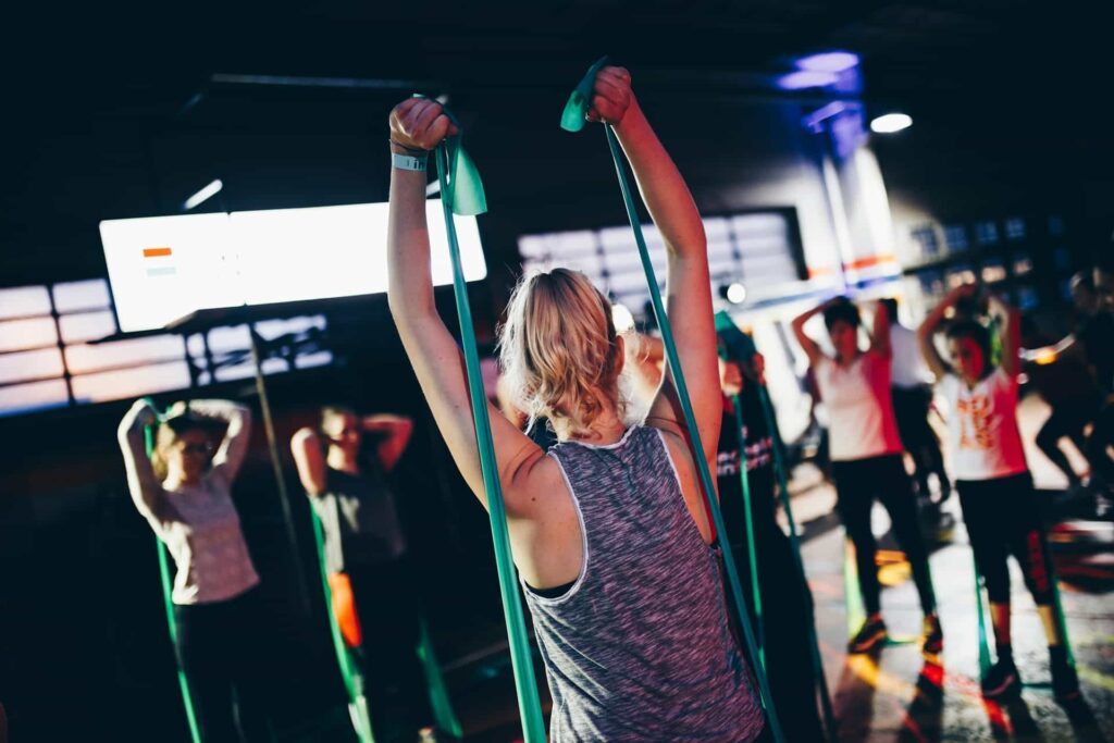 Pilates bras : un groupe de femme font un exercice de pilates avec des élastiques