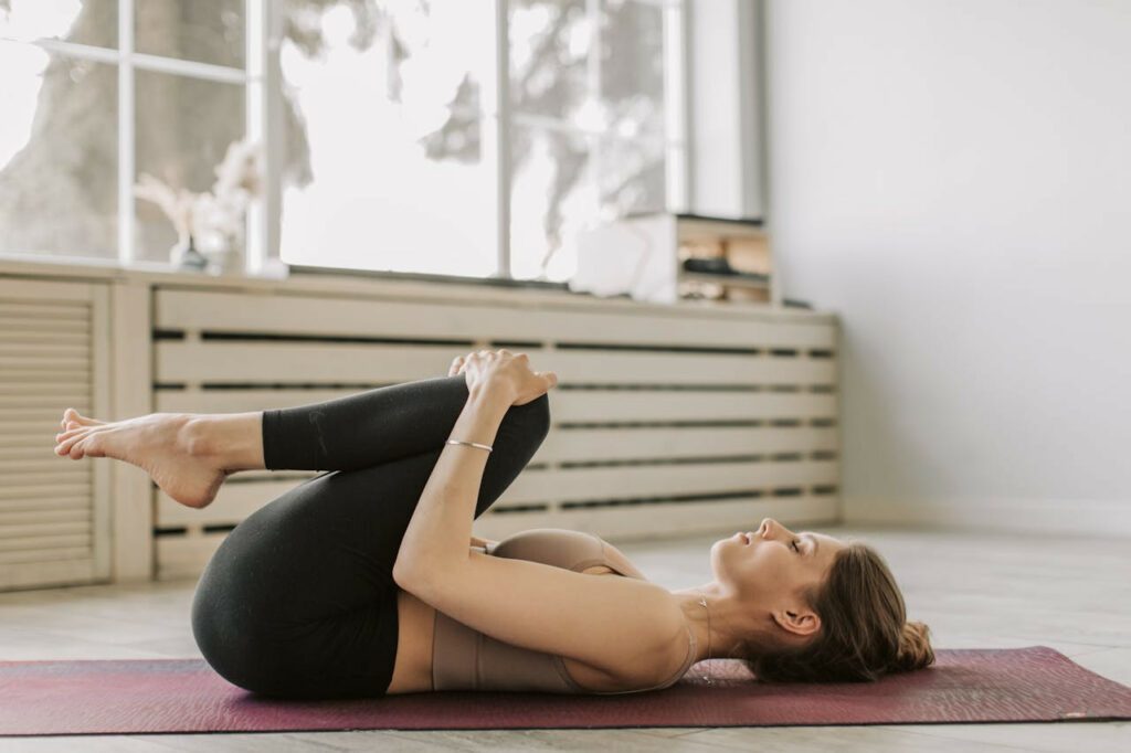 Une femme s'exerce au yoga somatique