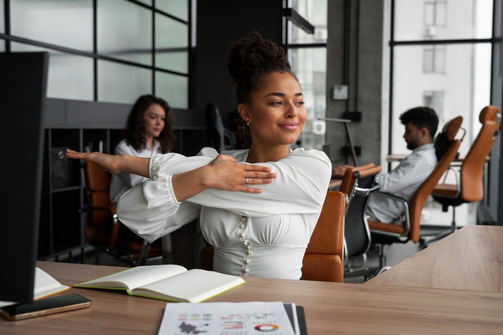 Une femme s'étire en faisant du pilates au bureau